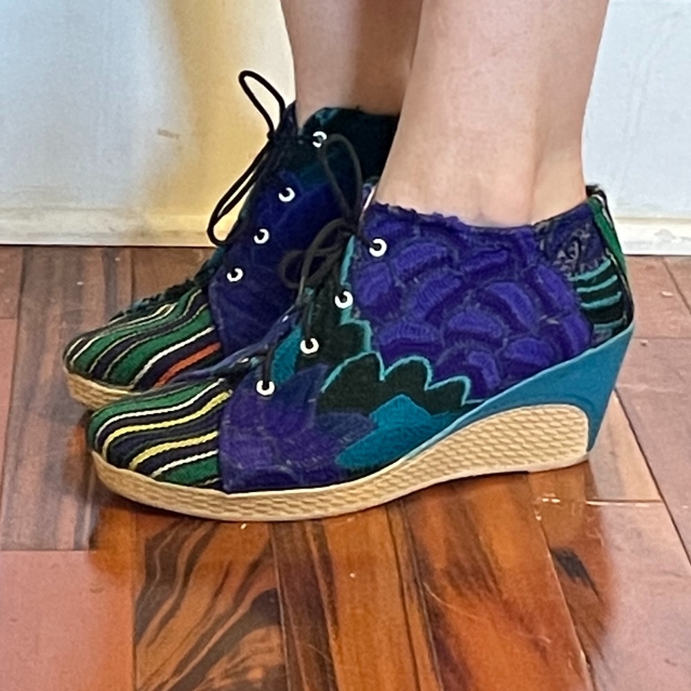 Handmade Embroidered Pumps - Picture 6 of 10